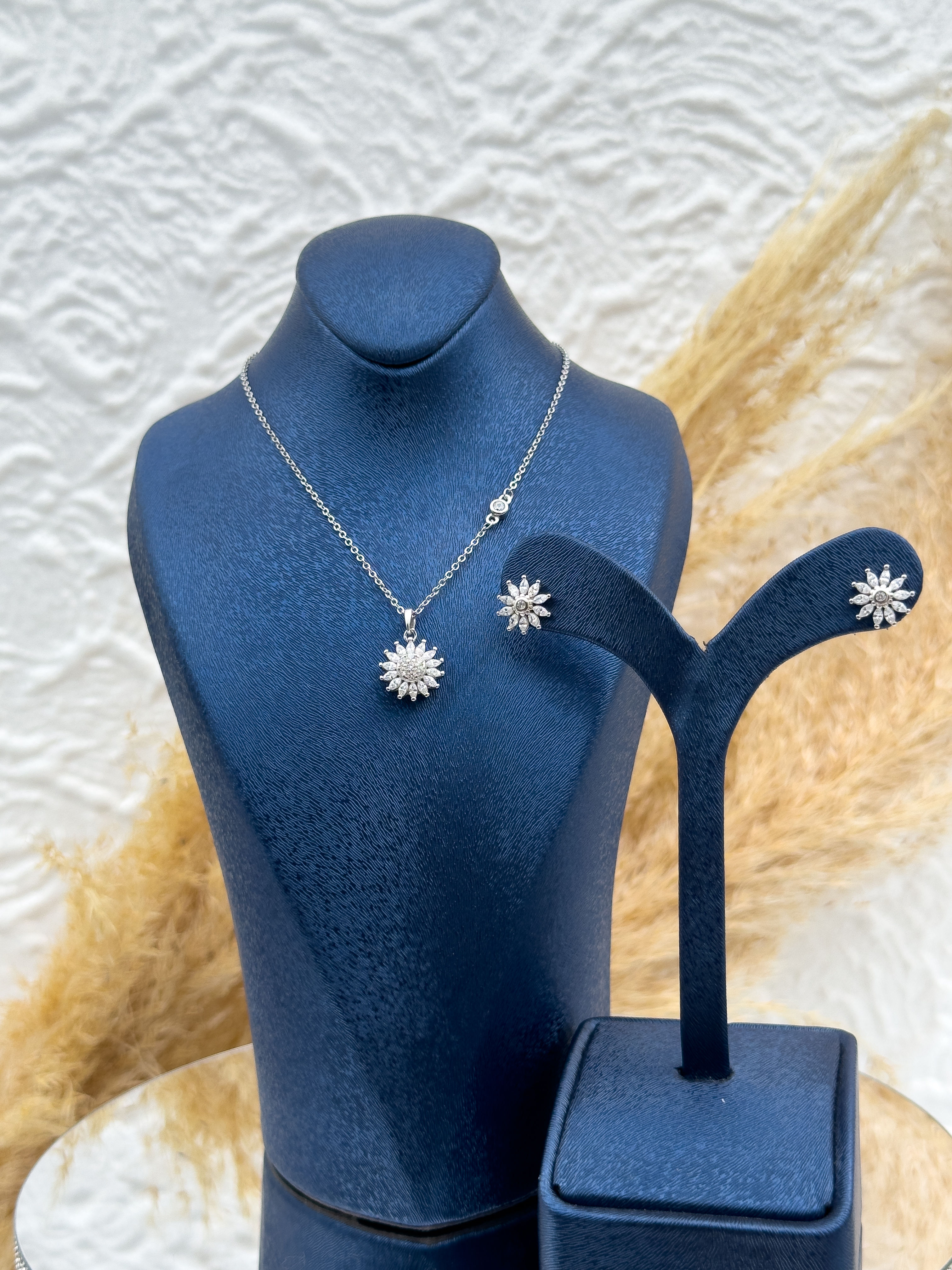 925 Ayar Gümüş Güneş Modeli Taşlı Kolye & Küpe Kadın Takı Seti